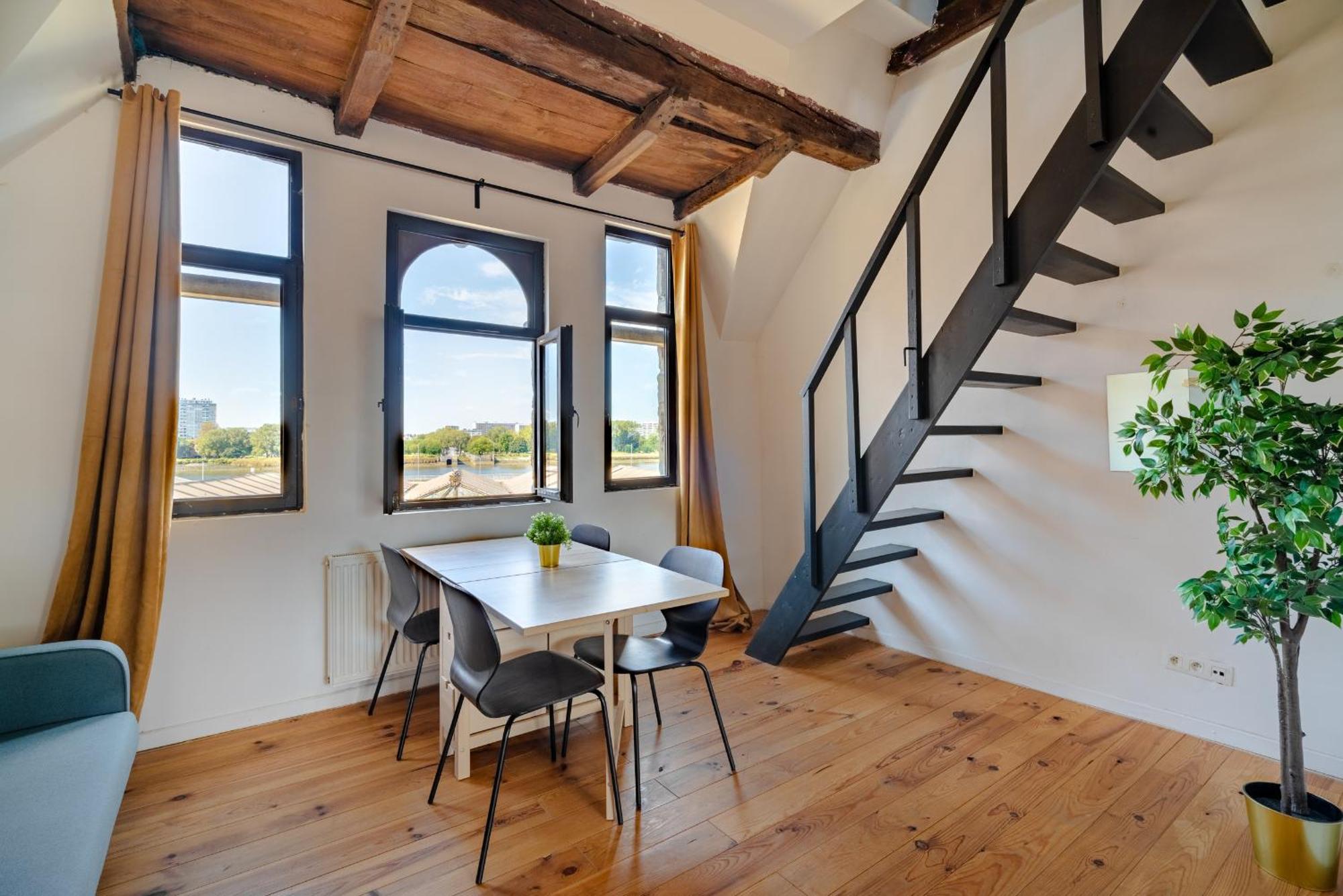 Charming Two-Bedroom River Side Apartment 安特卫普 外观 照片