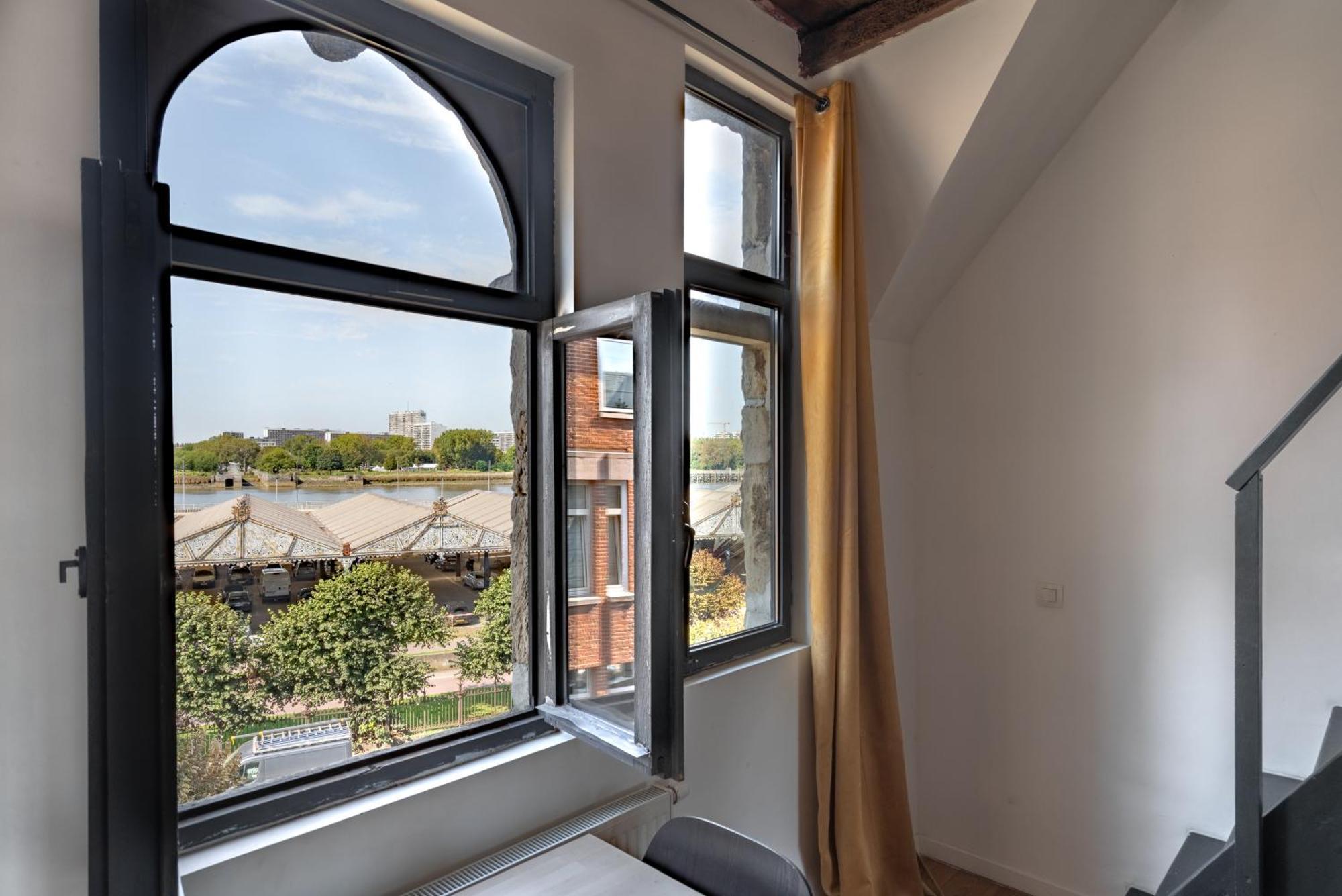 Charming Two-Bedroom River Side Apartment 安特卫普 外观 照片